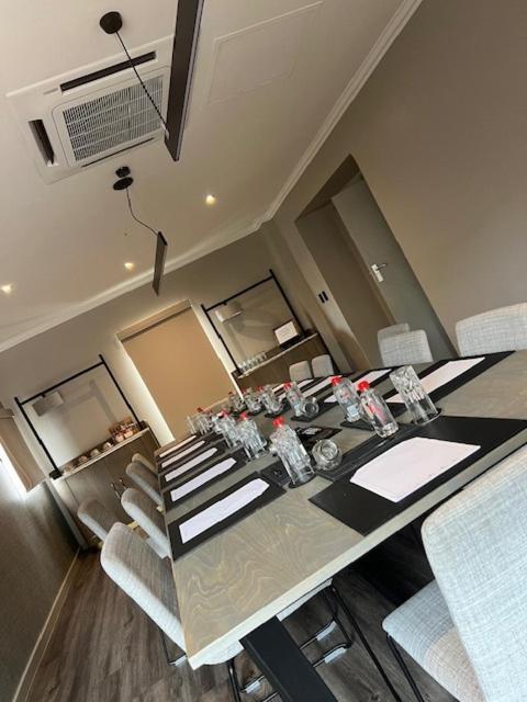 Courtyard Hotel Sandton Johannesburg Buitenkant foto