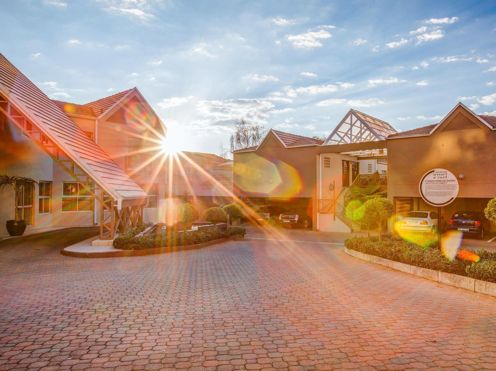 Courtyard Hotel Sandton Johannesburg Buitenkant foto