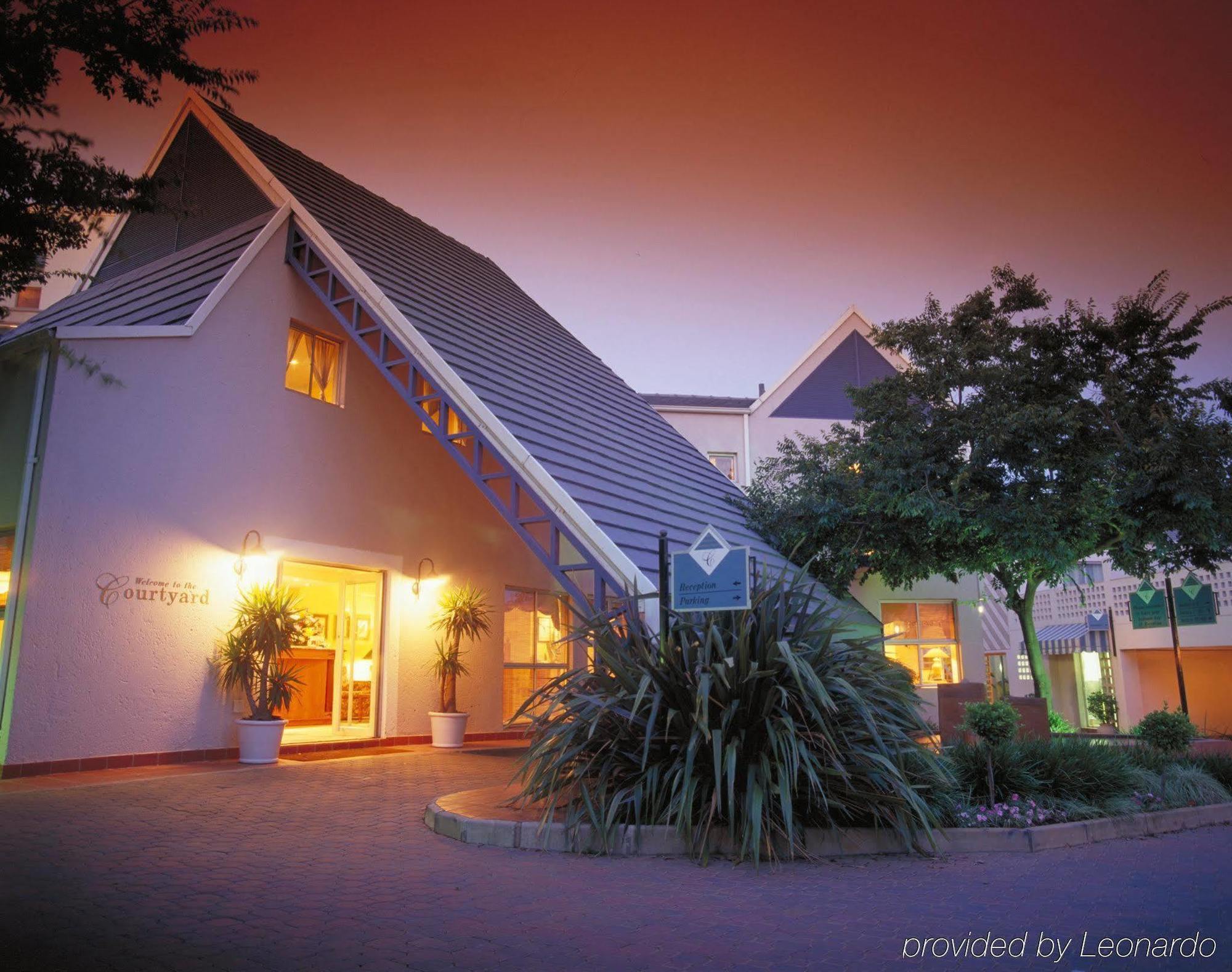 Courtyard Hotel Sandton Johannesburg Buitenkant foto