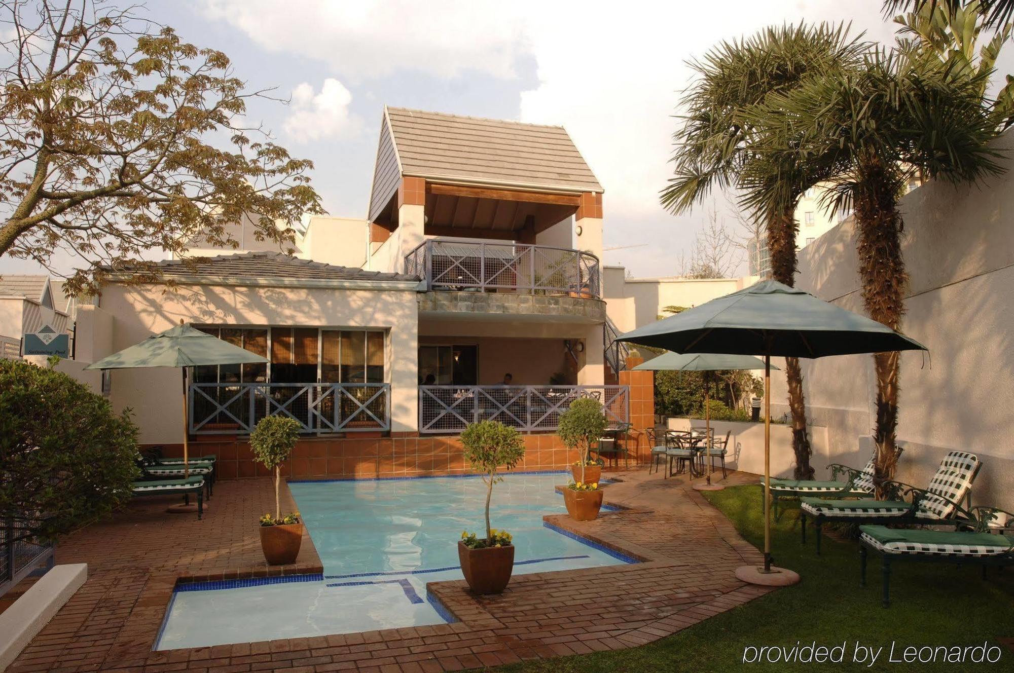 Courtyard Hotel Sandton Johannesburg Buitenkant foto