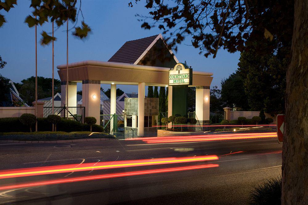 Courtyard Hotel Sandton Johannesburg Buitenkant foto