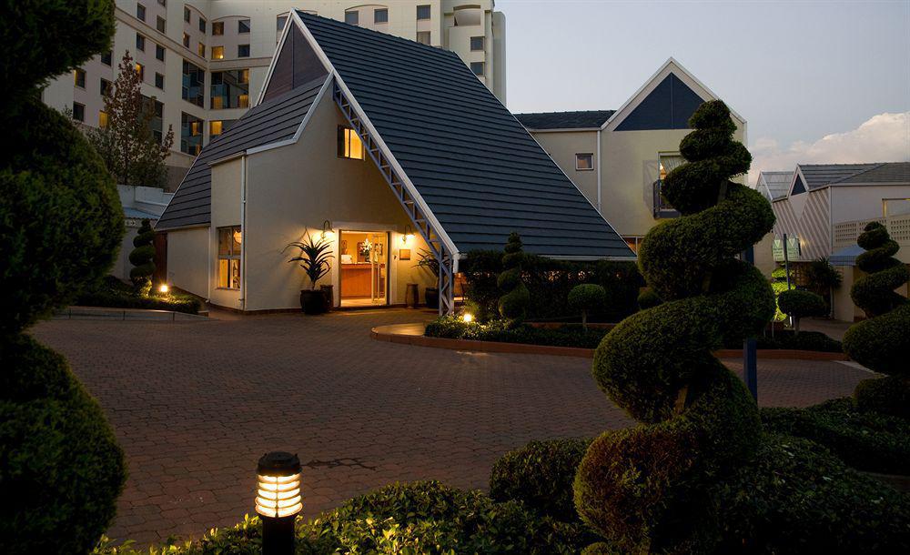 Courtyard Hotel Sandton Johannesburg Buitenkant foto