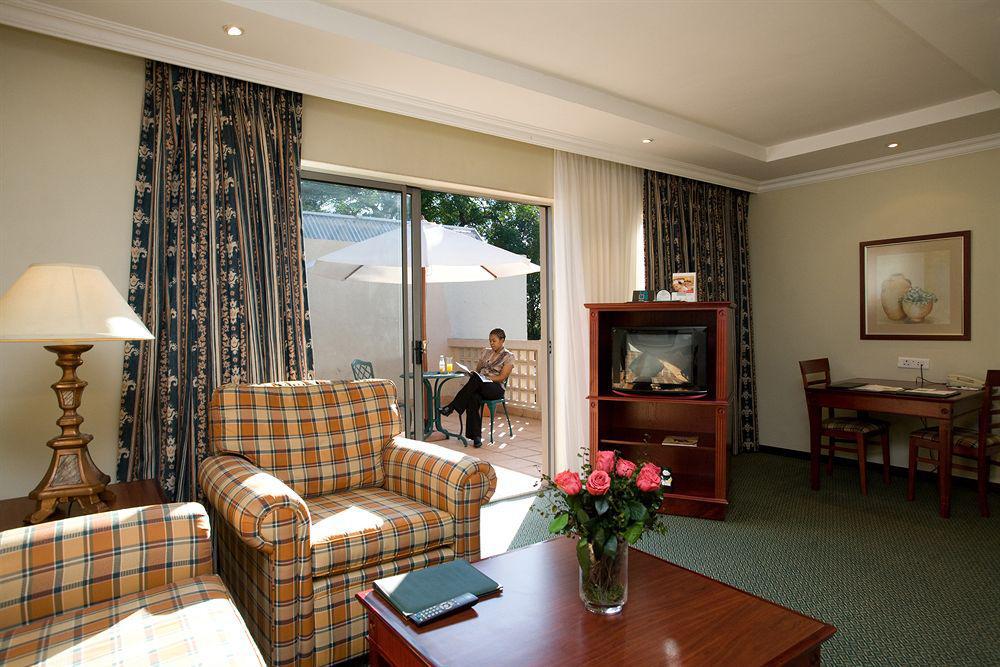 Courtyard Hotel Sandton Johannesburg Buitenkant foto