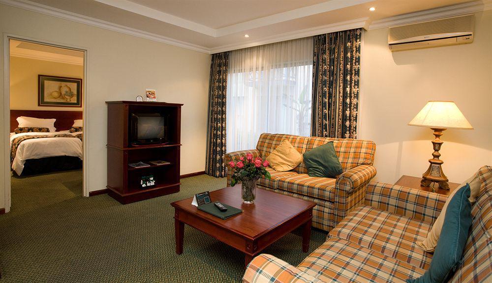 Courtyard Hotel Sandton Johannesburg Buitenkant foto