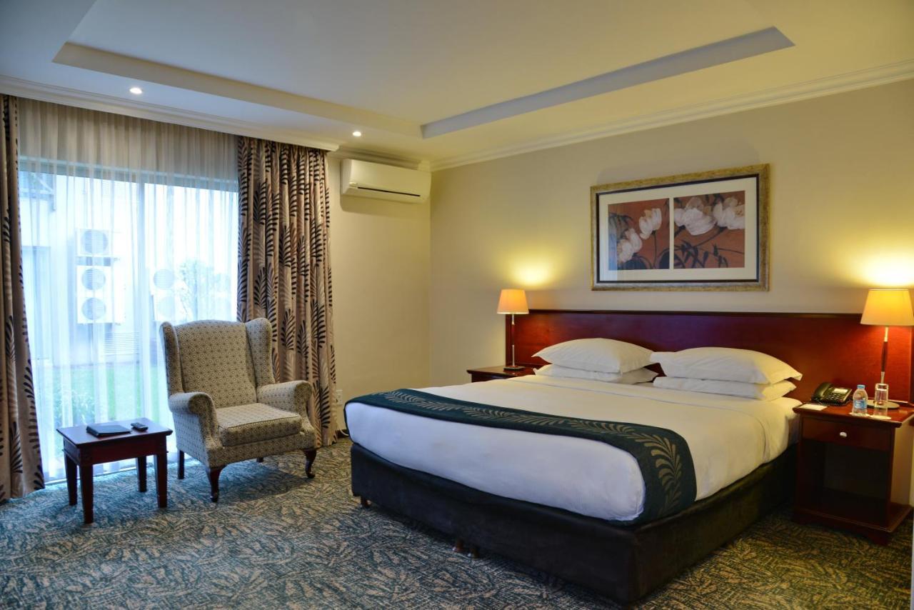 Courtyard Hotel Sandton Johannesburg Buitenkant foto
