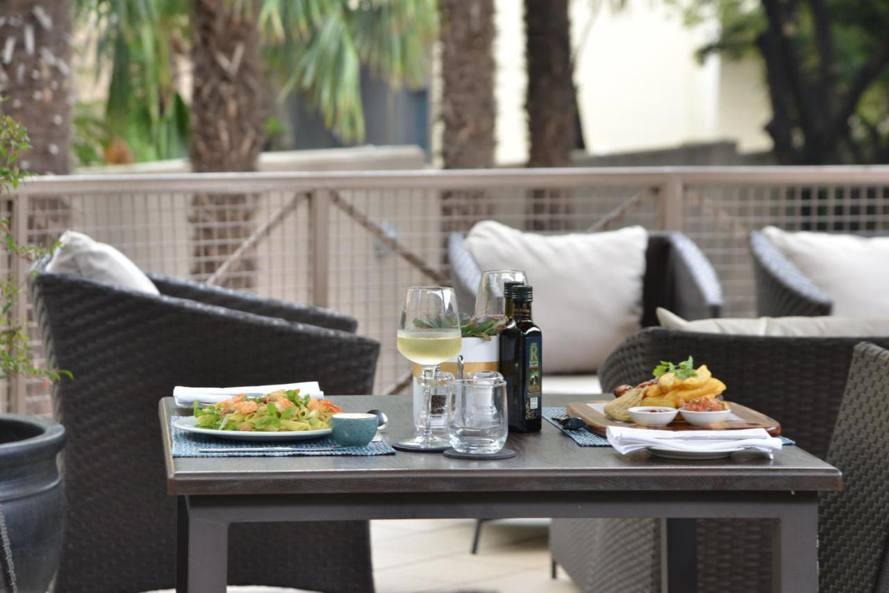 Courtyard Hotel Sandton Johannesburg Buitenkant foto